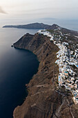 Luftaufnahme des alten Dorfes Firostefani, Santorini, Kykladen, griechische Inseln, Griechenland, Europa