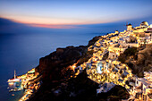 Blick auf die Ägäis vom typisch griechischen Dorf Oia in der Dämmerung, Santorini, Kykladen, griechische Inseln, Griechenland, Europa