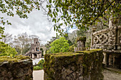 Mystische Konstruktionen des romanischen Gotik- und Renaissance-Stils im Park Quinta da Regaleira, Sintra, Portugal, Europa
