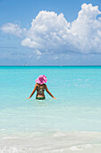 Bather in den türkisfarbenen Gewässern des Karibischen Meeres, Jolly Beach, Antigua, Antigua und Barbuda, Leeward Islands, Westindische Inseln, Karibik, Mittelamerika