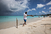 Kinder spielen am Strand, umgeben von dem türkisfarbenen Karibischen Meer, dem Nest, Antigua, Antigua und Barbuda, Leeward Inseln, Westindische Inseln, Karibik, Mittelamerika