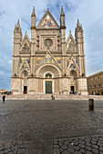Blick auf die Fassade der gotischen Kathedrale mit goldenen Mosaiken und Bronzetüren, Orvieto, Provinz Terni, Umbrien, Italien, Europa