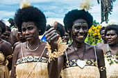 Traditionell gekleidete Frauen aus einer Bambusband in Buka, Bougainville, Papua-Neuguinea, Pazifik