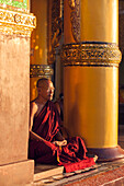 Mönch meditiert in der Shwedagon-Pagode, Yangon (Rangun), Myanmar (Burma), Asien