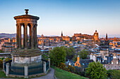 Dawn breaks over the Dugald Stewart Monument overlooking the city of Edinburgh, Lothian, Scotland, United Kingdom, Europe