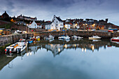 Fischerboote im Hafen von Crail in der Dämmerung, Ost Neuk, Fife, Schottland, Großbritannien, Europa