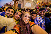 Laura Grier selbst in der Menge während des Blumen-Holi-Festivals, Vrindavan, Uttar Pradesh, Indien, Asien