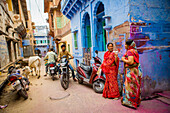 Typische Straßenszene in den blauen Straßen von Jodhpur, der Blauen Stadt, Rajasthan, Indien, Asien