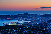 Mit Blick auf die Stadt Wellington, seinen Hafen und jenseits der Kochstraße in der Dämmerung, Wellington, Nordinsel, Neuseeland, Pazifik