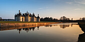 Nordwestfassade des Château de Chambord im Loire-Tal spiegelt sich im Fluss Cosson, UNESCO-Weltkulturerbe, Loir et Cher, Pays de la Loire, Zentrum, Frankreich, Europa