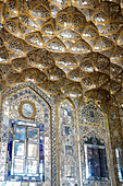 Gespiegelter Innenraum von Chehel Sotun (Chehel Sotoun) (40 Säulen) Palast, Isfahan, Iran, Mittlerer Osten