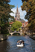 Brücke zum Begijnhof und Turm der Kirche Unserer Lieben Frau, touristische Markteinführung, Brügge, UNESCO-Weltkulturerbe, Belgien, Europa