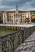 Bilbao Rathaus auf dem Fluss Nervion, Biskaya (Vizcaya), Baskenland (Euskadi), Spanien, Europa