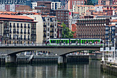 Tram überqueren den Fluss Nervion in Bilbao, Biskaya (Vizcaya), Baskenland (Euskadi), Spanien, Europa