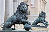 Spanien, Madrid, Löwenstatue auf dem Kongress der Abgeordneten (Congreso de los Diputados)