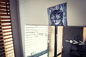 Spiegel und Plakat der Katze im Zimmer