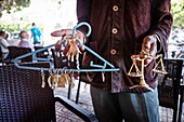 Straßenhändler verkaufen Imitation Schmuck. Fez, Marokko