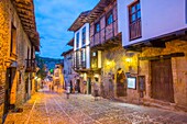 Hauptstraße, Nachtansicht. Santillana del Mar, Kantabrien, Spanien.