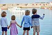 Jungen und Mädchen, Port Socoa, Ciboure, Aquitaine, Pyrenees Atlantiques, Frankreich, Europa