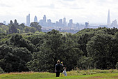 Blick von Hampstead Heath auf London, England