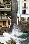 Brandung, Lipari Stadt, Insel Lipari, Liparische Inseln, Äolische Inseln, Tyrrhenisches Meer, Mittelmeer, Italien, Europa