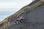 Touristen besteigen den Vulkan Stromboli, Insel Stromboli, Liparische Inseln, Äolische Inseln, Tyrrhenisches Meer, Mittelmeer, Italien, Europa