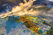 Schwefelausblühungen und Schwefeldämpfe am Kraterrand des Gran Cratere, Liparische Inseln, Äolische Inseln, Tyrrhenisches Meer, Mittelmeer, Italien, Europa