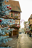Weihnachtlich geschmückte Fachwerkhäuser, Altstadt in Colmar, Elsass, Frankreich
