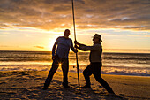 Zwei Angler, Angelrute, Strandangeln, Fischen, Sonnenuntergang, Hokitika, Westküste, Südinsel, Neuseeland