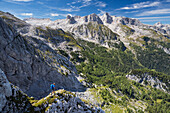 Steinernes Meer, Blick vom Großen Teufelshorn mit Wanderer, Nationalpark Berchtesgaden, Berchtesgadener Land, Bayern, Deutschland, Europa