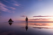 Karekare beach bei Sonnenuntergang, Waitakere Ranges Regional Park, Auckland, Nordinsel, Neuseeland, Ozeanien