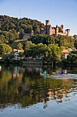 Drei Menschen paddeln Kayaks auf dem Fluss Main mit Burg Wertheim im Hintergrund, Wertheim, Spessart-Mainland, Franken, Baden-Württemberg, Deutschland