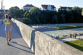 Wittelsbacher Brücke mit Isar sowie Gebäuden im Glockenbachviertel, München, Oberbayern, Bayern, Deutschland