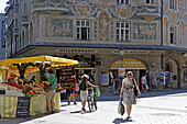 Street seller and Ruffini building, Rindermarkt, Old town, Munich, Upper Bavaria, Bavaria, Germany