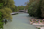 Sonnenbadende an der Isar bei Müllersches Volksbad, Kabelsteg- und Maximiliansbrücke, Haidhausen, München, Oberbayern, Bayern, Deutschland