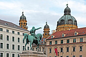 Wittelsbacher Platz mit Reiterstandbild Kurfürst Maximilian I. und der Theatinerkirche, München, Oberbayern, Bayern, Deutschland