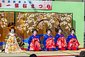 Bühnenvorführung in bunter Tracht während des Oiran-Doch Festivals in Asakusa, Taito-ku, Tokio, Japan