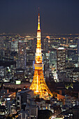 Tokyo Tower von oben gesehen zur blauen Stunde, Minato-ku, Tokio, Japan