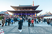 Menschenmenge wartet am Zojo-ji während des Neujahr, Minato-ku, Tokio, Japan