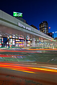 Langzeitbelichtung der Roppongi Kreuzung bei Nacht, Minato-ku, Tokio, Japan