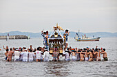 Omikoshi Trageschrein wird während des Seijin-Sai-Fest am Enoshima Strand ins Meer getragen, Fujisawa, Kanagawa Präfektur, Japan