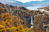 Nikko Kegon Wasserfall und See Chuzenji mit bunten Blättern im Herbst, Nikko, Tochigi Präfektur, Japan