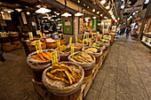 Nahrungsmittelgeschäft mit hölzernen Fässern in Nishiki Ichiba, Kyoto, Japan