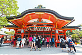 Touristen und Schulmädchen am Schrein Fushimi Inari-Taisha in Kyoto, Japan