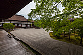 Steingarten und Schulmädchen am Tempel Ninna-ji, Kyoto, Japan