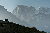 Ein Paar vor dem Grandes Jorasses, Haute-Savoie, Frankreich