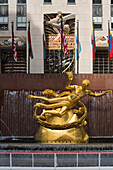 Goldene Statue im Rockefeller Center, Manhatten, New York City, New York, USA
