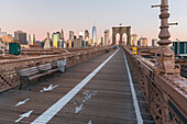 Brooklyn Bridge Richtung Manhatten, New York City, USA
