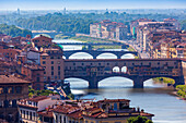 Florenz, Provinz Florenz, Toskana, Italien. Blick von Piazzale Michelangelo zu Brücken über den Fluss Arno. Ponte Vecchio im Vordergrund.
