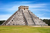 Kukulkan Temple Pyramid, Ancient Maya Ruins, Chichen Itza, Yucatan, Mexico.